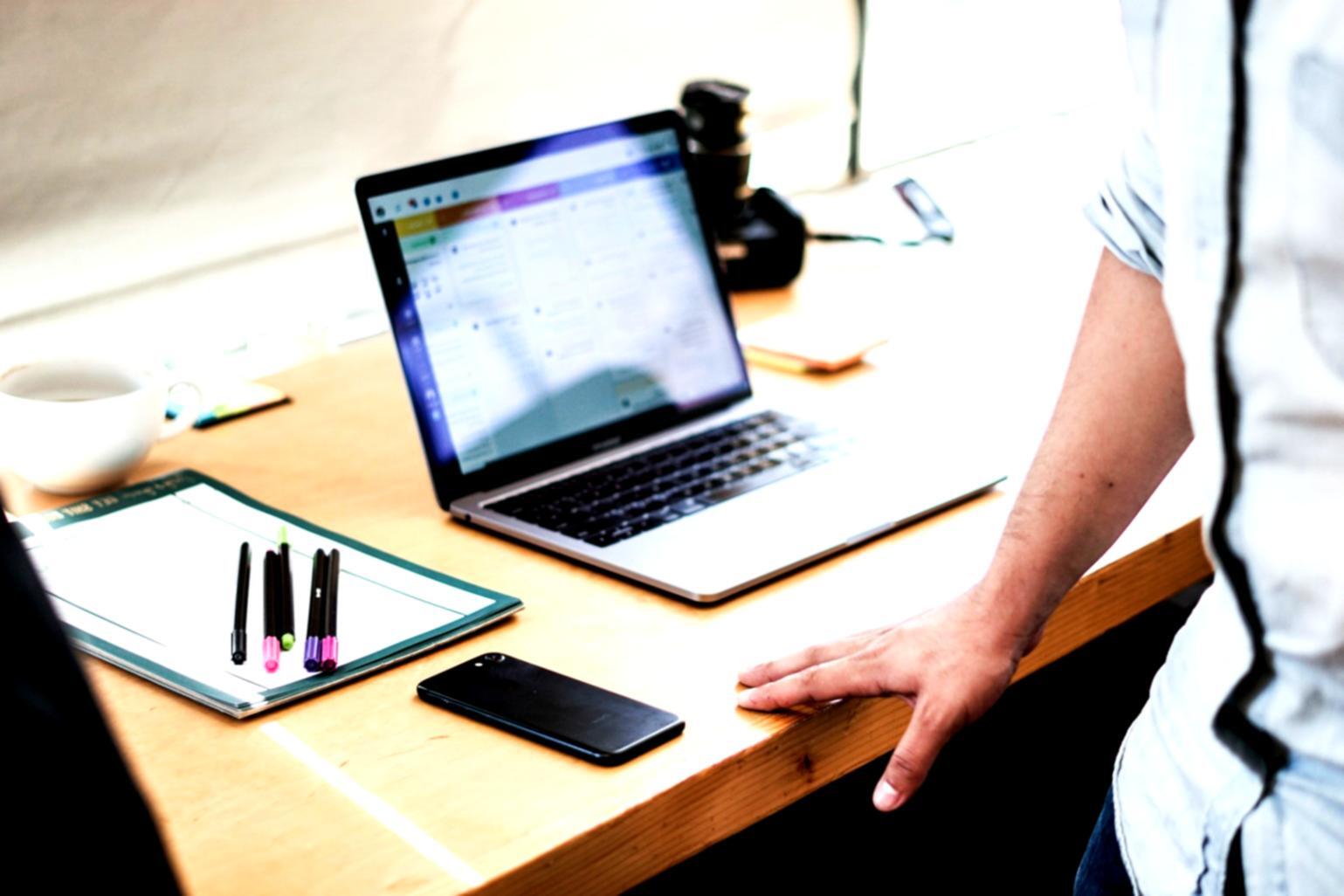 Analyse de documents financiers sur bureau